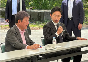 茂木幹事長と中部横断道北部区間建設促進に向け地元の皆さんと意見交換